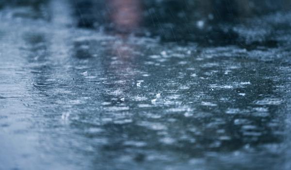 Rain drops falling from the sky onto the street 